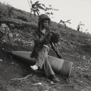 <p>Un marine descansa sobre una bomba sin detonar en Saipán en 1944. </p>
