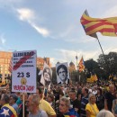 <p>Los CDR llegando a la plaza Catalunya para unirse a los manifestantes en Barcelona, el 1 de octubre de 2017. </p>