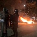 <p>Policías nacionales, durante los altercados de Barcelona en la noche del 15 de octubre.</p> (: Elise Gazengel)