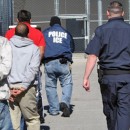 <p>Agentes de la policía migratoria escoltan a un grupo de detenidos en el sur de Florida.</p>