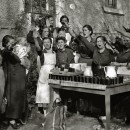<p>Reparto de comida por mujeres de la Sección Femenina en Guipúzcoa en 1937.</p> (: Fondo Marín-Kutxa Fototeka (CC BY 3.0))