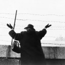 <p>Una mujer saluda sus familiares a través del Muro en Berlín Este (1961).</p> (: Dan Budnik / Library of Congress)