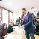 <p>Pedro Sánchez deposita su voto en el Centro Cultural Volturno de Pozuelo de Alarcón.</p>