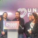 <p>Pablo Iglesias comparece acompañado por su equipo tras conocerse los resultados. </p>