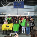 <p>Represenantes de las Kellys, la CNT de Marsella y United Voices of the World, a las puertas del Parlamento Europeo.</p>