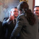 <p>Pablo Iglesias saluda a Iván Redondo, después de firmar un preacuerdo de gobierno con Pedro Sánchez.</p> (: Emilia Gutiérrez  (La Vanguardia))