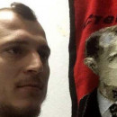 <p>Zozulya posa junto a un estandarte con la imagen de Stepán Bandera, líder de la Organización de Nacionalistas Ucranianos implicada en el asesinatos de miles de judíos.  </p>