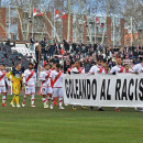 <p>Jugadores del Rayo con una pancarta contra el racismo en febrero del 2018.</p>