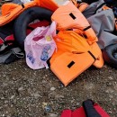 <p>Chalecos salvavidas en una playa de Lesbos.</p>