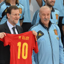 <p>Mariano Rajoy, entonces presidente del Gobierno, y Vicente del Bosque en una concentración de la selección española de fútbol masculino en junio de 2012.</p>