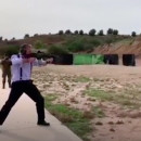 <p>Ortega Smith practicando tiro en la Brigada Paracaidista de Javalí Nuevo, en Murcia. </p>