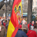 <p>Manifestante con la bandera franquista en una movilización convocada por el PP contra el Gobierno de José Luis Rodríguez Zapatero en 2007.</p>
