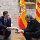 <p>El presidente del Gobierno, Pedro Sánchez, y el president de la Generalitat de Catalunya, Joaquim Torra, departen sobre libros antes del comienzo de su reunión.</p>