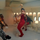 <p>Fotograma del videoclip 'Con altura', de Rosalía.</p>