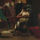 <p><em>Mujer escribiendo en una mesa.</em></p>