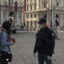 <p>Un policía pide la documentación a una transeúnte en la Piazza della Repubblica en Roma durante la crisis del coronavirus.</p>