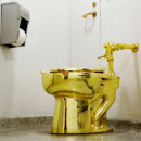 <p>Váter de oro, de Maurizio Cattelan.</p>