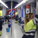 <p>Personal de limpieza de Metro de Madrid desinfecta un vagón.</p>