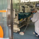 <p>Una limpiadora trabaja en el Hospital Clínic de Barcelona durante la crisis de la Covid-19</p>