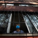 <p>Una mujer mira por la ventana en Ciudad de México.</p>