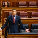 <p>Pedro Sánchez responde a los grupos parlamentarios durante la sesión de control del 22 de abril.</p>