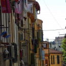 <p>Un hombre se asoma a la ventana en una de las calles del Barrio de Sant Jaume en Perpiñan (2010).</p>