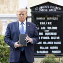 <p>Trump posa con una Biblia junto a la iglesia de Saint John, en Washington.</p>