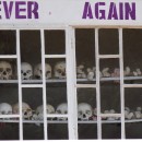 <p>Exhibición de los cráneos de las víctimas en el patio de la Iglesia Memorial del Genocidio en Karongi-Kibuye (Ruanda).</p>