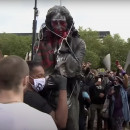 <p>Los manifestantes a punto de arrojar al río la estatua del esclavista Edward Colston (Bristol, Reino Unido).</p>