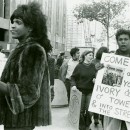 <p>La activista Marsha P. Johnson repartiendo propaganda en una manifestación, en 1970, en la Universidad de Nueva York, en favor de los estudiantes gay. </p>