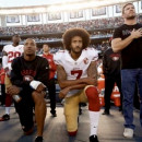 <p>El jugador Colin Kaepernick se arrodilla mientras suena el himno.</p>