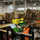 <p>Una operaria en el centro logístico de Amazon en San Fernando de Henares.</p>