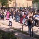 <p>Largas colas ayer en Madrid para realizar los test serológicos a los docentes.</p>