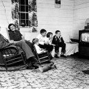 <p>Una familia viendo la televisión. </p>