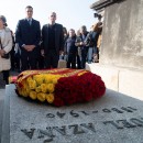 <p>Pedro Sánchez, durante la ofrenda floral ante la tumba del presidente de la II República Manuel Azaña en febrero de 2019.</p> (: Pool Moncloa/Borja Puig de la Bellacasa)