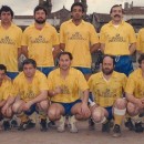 <p>Sito Miñanco (segundo por la derecha, fila de abajo) en un equipo de veteranos del Cambados.</p>