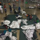 <p>Niños dentro de un área enjaulada en un centro de detención en Texas.</p>