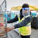 <p>Marcus Rashford ayuda a repartir paquetes de comida en la ong con la que colabora.</p>