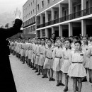 <p>Niños en formación ante un sacerdote. Foto del libro Los internados del miedo. </p>