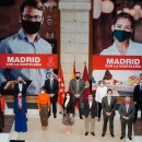 <p>El Gobierno de Madrid posa junto a los carteles de la campaña #SalvemosLaHosteleria a principios de noviembre. </p>