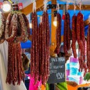 <p>Chorizos y butifarras en un mercado catalán.</p>