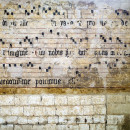 <p>Notación musical en un muro de la basílica de Saint-Quentin (Francia).</p>