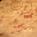 <p>Pintura rupestre que muestra la caza de búfalos. Se encuentra en Tassili n'Ajjer, Argelia.</p>
