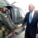 <p>El entonces secretario de Estado de EE.UU. Colin Powell saluda a un miembro de la Policía Nacional de Colombia en 2005.</p>