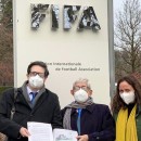 <p>David Salinas, abogado del Ejecutivo Vasco, Luis Marí Elustondo, presidente de la federación y Nerea Zalabarría, vicepresidenta, en la sede de la FIFA.</p>