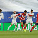 <p>João Félix, rodeado por dos jugadores del Real Madrid.</p>