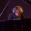 <p>James Rhodes toca el piano en el Museo de San Telmo (Donostia) en 2016.</p>