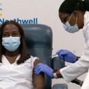 <p>Sandra Lindsay, enfermera del Centro Médico Judío de Long Island (NY), recibe la primera vacuna contra la covid en EE.UU.</p>