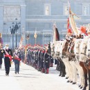 <p>Felipe VI pasa revista a la Guardia Real, en la Pascua Militar.</p>