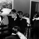 <p>El pianista Arthur Rubinstein y Aniela Rubinstein bailando abrazados. </p>
